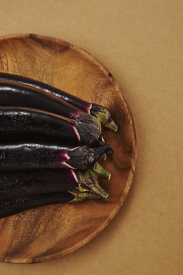 포토 JPG 스튜디오촬영 채소 가지 실내 누끼 사람없음 여름 하이앵글 여러개 신선 유기농 부드러움 나무접시 편식 플랫레이 갈색배경 국내포토 접시 웰빙 계절 뷰포인트 다수 백그라운드 내부 갈색 감각 플랫 식생활 파일형식