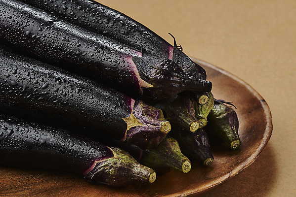 포토 JPG 스튜디오촬영 채소 가지 실내 누끼 사람없음 여름 여러개 물방울 신선 유기농 부드러움 나무접시 편식 갈색배경 국내포토 접시 웰빙 계절 다수 백그라운드 내부 갈색 감각 식생활 파일형식