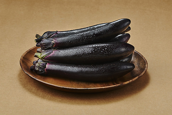 포토 JPG 스튜디오촬영 채소 가지 실내 누끼 사람없음 여름 여러개 물방울 신선 유기농 부드러움 나무접시 편식 갈색배경 국내포토 접시 웰빙 계절 다수 백그라운드 내부 갈색 감각 식생활 파일형식