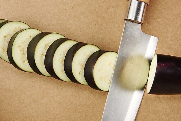 포토 JPG 스튜디오촬영 채소 가지 단면 실내 누끼 사람없음 여름 하이앵글 여러개 신선 유기농 부드러움 식칼 편식 플랫레이 갈색배경 국내포토 웰빙 계절 뷰포인트 다수 백그라운드 주방용품 내부 갈색 감각 플랫 식생활 파일형식