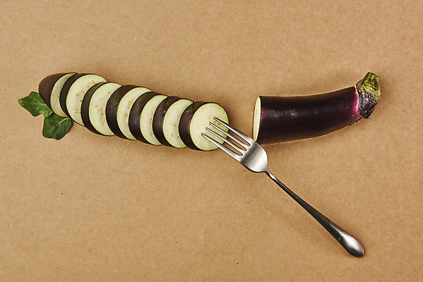 포토 JPG 스튜디오촬영 포크 채소 가지 단면 실내 누끼 사람없음 여름 하이앵글 여러개 신선 유기농 부드러움 편식 플랫레이 갈색배경 국내포토 식기 웰빙 계절 뷰포인트 다수 백그라운드 내부 갈색 감각 플랫 식생활 파일형식