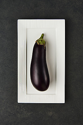 포토 JPG 스튜디오촬영 접시 채소 검은배경 가지 실내 누끼 사람없음 여름 하이앵글 한개 신선 유기농 부드러움 편식 플랫레이 국내포토 1 식기 웰빙 계절 뷰포인트 백그라운드 내부 검은색 감각 플랫 식생활 파일형식