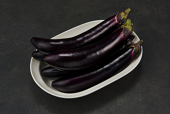 포토 JPG 스튜디오촬영 접시 채소 검은배경 가지 실내 누끼 사람없음 여름 여러개 신선 유기농 부드러움 편식 국내포토 식기 웰빙 계절 다수 백그라운드 내부 검은색 감각 식생활 파일형식