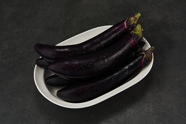 포토 JPG 스튜디오촬영 접시 채소 검은배경 가지 실내 누끼 사람없음 여름 여러개 물방울 신선 유기농 부드러움 편식 국내포토 식기 웰빙 계절 다수 백그라운드 내부 검은색 감각 식생활 파일형식