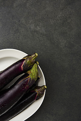 포토 JPG 스튜디오촬영 접시 채소 검은배경 가지 실내 누끼 사람없음 여름 하이앵글 여러개 물방울 신선 유기농 부드러움 편식 플랫레이 국내포토 식기 웰빙 계절 뷰포인트 다수 백그라운드 내부 검은색 감각 플랫 식생활 파일형식