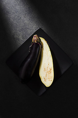 포토 JPG 스튜디오촬영 채소 검은배경 가지 단면 실내 누끼 사람없음 여름 하이앵글 두개 신선 유기농 부드러움 편식 플랫레이 국내포토 웰빙 계절 뷰포인트 백그라운드 2 내부 검은색 감각 플랫 식생활 파일형식