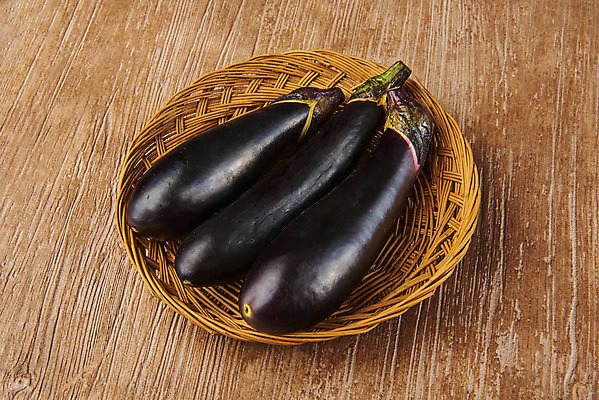 포토 JPG 스튜디오촬영 채소 가지 실내 누끼 사람없음 여름 여러개 신선 유기농 부드러움 편식 갈색배경 라탄접시 나무배경 국내포토 접시 웰빙 계절 다수 백그라운드 내부 갈색 감각 식생활 파일형식