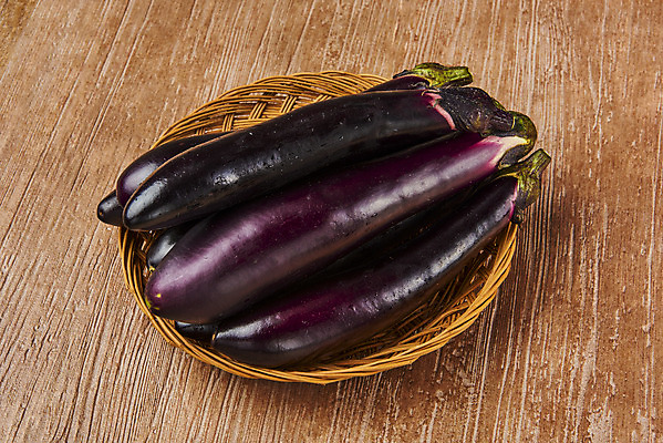 포토 JPG 스튜디오촬영 채소 가지 실내 누끼 사람없음 여름 여러개 신선 유기농 부드러움 편식 갈색배경 라탄접시 나무배경 국내포토 접시 웰빙 계절 다수 백그라운드 내부 갈색 감각 식생활 파일형식