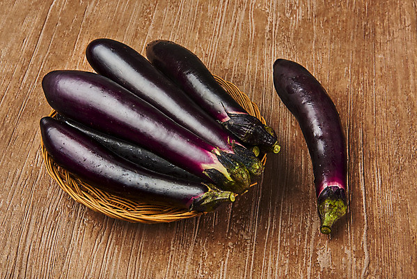 포토 JPG 스튜디오촬영 채소 가지 실내 누끼 사람없음 여름 여러개 신선 유기농 부드러움 편식 갈색배경 라탄접시 나무배경 국내포토 접시 웰빙 계절 다수 백그라운드 내부 갈색 감각 식생활 파일형식