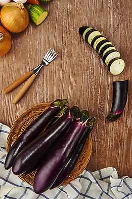 포토 JPG 스튜디오촬영 포크 채소 식재료 가지 양파 실내 누끼 사람없음 여름 하이앵글 여러개 식탁보 신선 유기농 부드러움 편식 플랫레이 갈색배경 라탄접시 나무배경 국내포토 식기 접시 웰빙 계절 뷰포인트 다수 백그라운드 내부 갈색 감각 플랫 식생활 파일형식