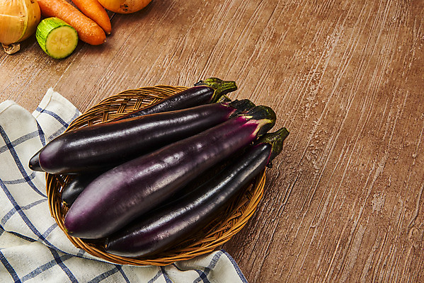 포토 JPG 스튜디오촬영 채소 가지 양파 실내 누끼 사람없음 여름 여러개 당근 식탁보 신선 유기농 부드러움 편식 갈색배경 라탄접시 나무배경 국내포토 접시 웰빙 계절 다수 백그라운드 뿌리채소 내부 갈색 감각 식생활 파일형식