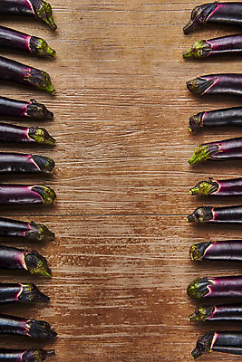 포토 JPG 스튜디오촬영 채소 가지 실내 누끼 사람없음 여름 하이앵글 여러개 신선 유기농 일렬 부드러움 편식 플랫레이 갈색배경 나무배경 국내포토 웰빙 계절 뷰포인트 다수 백그라운드 내부 갈색 감각 플랫 식생활 파일형식