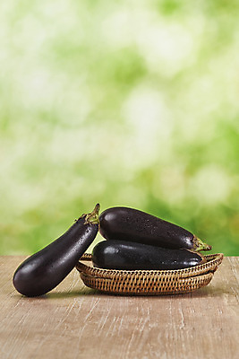 포토 JPG 스튜디오촬영 채소 가지 실내 사람없음 여름 신선 세개 유기농 부드러움 편식 라탄접시 국내포토 접시 웰빙 계절 3 내부 감각 식생활 파일형식