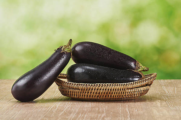 포토 JPG 스튜디오촬영 채소 가지 실내 사람없음 여름 물방울 신선 세개 유기농 부드러움 편식 라탄접시 국내포토 접시 웰빙 계절 3 내부 감각 식생활 파일형식