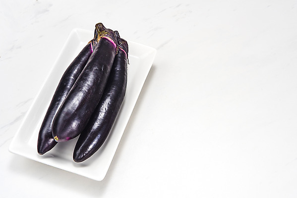 포토 JPG 스튜디오촬영 접시 채소 가지 실내 누끼 사람없음 여름 하이앵글 신선 세개 흰배경 유기농 부드러움 편식 플랫레이 국내포토 식기 웰빙 계절 뷰포인트 백그라운드 3 내부 흰색 감각 플랫 식생활 파일형식