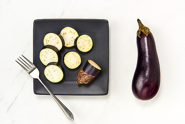 포토 JPG 스튜디오촬영 접시 포크 채소 가지 단면 실내 누끼 사람없음 여름 하이앵글 여러개 신선 흰배경 유기농 부드러움 편식 플랫레이 국내포토 식기 웰빙 계절 뷰포인트 다수 백그라운드 내부 흰색 감각 플랫 식생활 파일형식