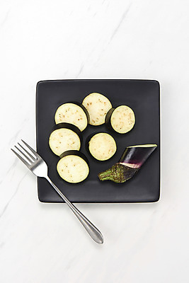 포토 JPG 스튜디오촬영 접시 포크 채소 가지 단면 실내 누끼 사람없음 여름 하이앵글 여러개 신선 흰배경 유기농 부드러움 편식 플랫레이 국내포토 식기 웰빙 계절 뷰포인트 다수 백그라운드 내부 흰색 감각 플랫 식생활 파일형식