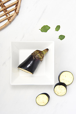 포토 JPG 스튜디오촬영 잎 채소 가지 단면 실내 누끼 사람없음 여름 하이앵글 여러개 신선 흰배경 유기농 부드러움 편식 플랫레이 라탄접시 국내포토 식물 접시 웰빙 계절 뷰포인트 다수 백그라운드 내부 흰색 감각 플랫 식생활 파일형식