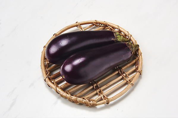 포토 JPG 스튜디오촬영 채소 가지 실내 누끼 사람없음 여름 두개 신선 흰배경 유기농 부드러움 편식 라탄접시 국내포토 접시 웰빙 계절 백그라운드 2 내부 흰색 감각 식생활 파일형식