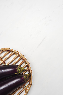 포토 JPG 스튜디오촬영 채소 가지 실내 누끼 사람없음 여름 하이앵글 두개 신선 흰배경 유기농 부드러움 편식 플랫레이 라탄접시 국내포토 접시 웰빙 계절 뷰포인트 백그라운드 2 내부 흰색 감각 플랫 식생활 파일형식