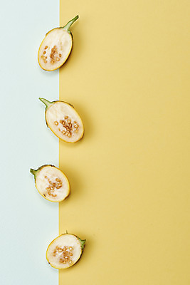 포토 JPG 스튜디오촬영 패턴 채소 가지 단면 실내 누끼 사람없음 여름 하이앵글 여러개 신선 유기농 부드러움 노란배경 편식 플랫레이 계란가지 국내포토 웰빙 계절 뷰포인트 다수 백그라운드 무늬 내부 노란색 감각 플랫 식생활 파일형식