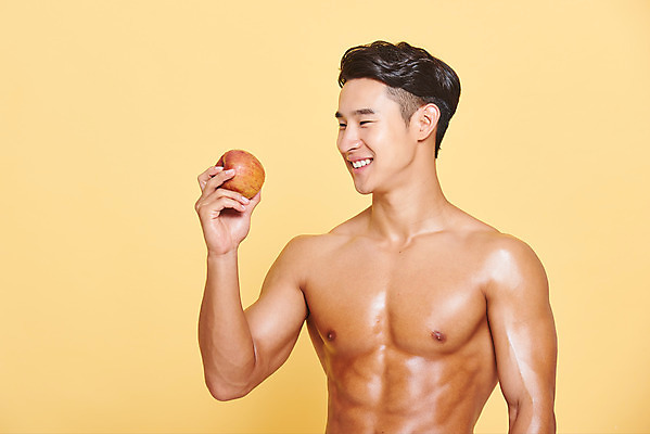 포토 JPG 스튜디오촬영 응시 남자 다이어트 근육 실내 건강 한명 서기 미소 들기 누끼 상반신 20대 성인 앞모습 헬스 한국인 사과 보디빌딩 보디빌더 트레이너 노란배경 바디케어 복근 성인남자한명만 식단관리 바디프로필 국내포토 1 시선 뷰포인트 백그라운드 과일 모션 표정 사람 동양인 청년 내부 운동 노란색 남자한명만 성인남자만 파일형식