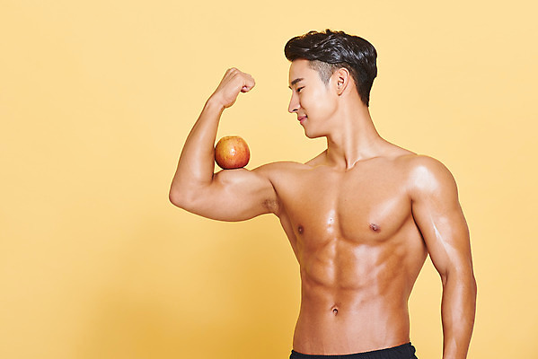 포토 JPG 스튜디오촬영 응시 남자 다이어트 근육 실내 건강 한명 서기 미소 들기 누끼 상반신 20대 성인 앞모습 헬스 주먹 한국인 사과 보디빌딩 보디빌더 트레이너 노란배경 바디케어 복근 성인남자한명만 식단관리 바디프로필 국내포토 1 시선 뷰포인트 백그라운드 과일 모션 표정 사람 동양인 청년 내부 운동 노란색 남자한명만 성인남자만 파일형식