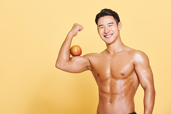 포토 JPG 스튜디오촬영 응시 남자 다이어트 근육 실내 건강 한명 서기 미소 들기 누끼 상반신 20대 성인 앞모습 헬스 주먹 한국인 사과 보디빌딩 보디빌더 트레이너 노란배경 바디케어 복근 성인남자한명만 식단관리 바디프로필 국내포토 1 시선 뷰포인트 백그라운드 과일 모션 표정 사람 동양인 청년 내부 운동 노란색 남자한명만 성인남자만 파일형식