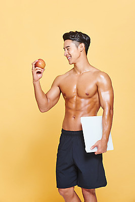 포토 JPG 스튜디오촬영 응시 남자 다이어트 근육 실내 건강 한명 서기 미소 들기 누끼 상반신 20대 성인 앞모습 헬스 한국인 사과 보디빌딩 보디빌더 트레이너 체중계 노란배경 바디케어 복근 성인남자한명만 식단관리 바디프로필 국내포토 1 시선 뷰포인트 백그라운드 과일 모션 표정 사람 동양인 청년 내부 운동 노란색 남자한명만 성인남자만 파일형식