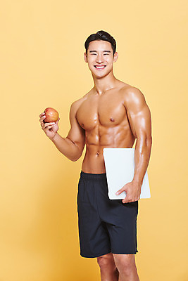 포토 JPG 스튜디오촬영 응시 남자 다이어트 근육 실내 건강 한명 서기 미소 들기 누끼 상반신 20대 성인 앞모습 헬스 한국인 사과 보디빌딩 보디빌더 트레이너 체중계 노란배경 바디케어 복근 성인남자한명만 식단관리 바디프로필 국내포토 1 시선 뷰포인트 백그라운드 과일 모션 표정 사람 동양인 청년 내부 운동 노란색 남자한명만 성인남자만 파일형식