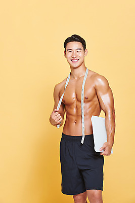 포토 JPG 스튜디오촬영 남자 다이어트 근육 실내 줄자 건강 한명 서기 미소 들기 누끼 상반신 20대 성인 앞모습 헬스 한국인 보디빌딩 보디빌더 트레이너 체중계 노란배경 바디케어 복근 성인남자한명만 식단관리 바디프로필 국내포토 1 뷰포인트 백그라운드 모션 표정 자 사람 동양인 청년 내부 운동 노란색 남자한명만 성인남자만 파일형식
