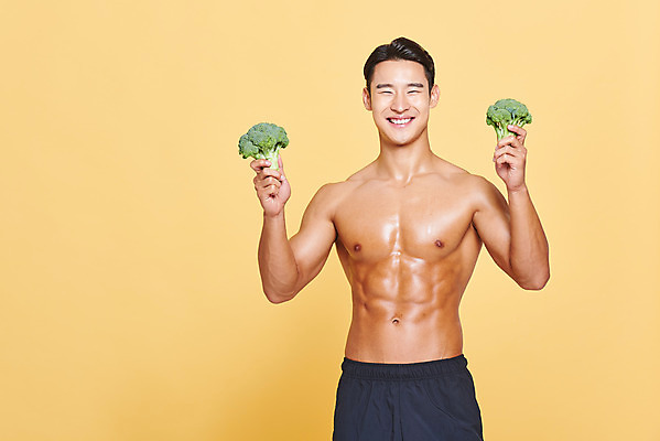 포토 JPG 스튜디오촬영 남자 다이어트 근육 실내 건강 한명 서기 미소 들기 누끼 상반신 20대 성인 앞모습 헬스 한국인 브로콜리 보디빌딩 보디빌더 트레이너 노란배경 바디케어 복근 성인남자한명만 식단관리 바디프로필 국내포토 1 뷰포인트 백그라운드 채소 모션 표정 사람 동양인 청년 내부 운동 노란색 남자한명만 성인남자만 파일형식
