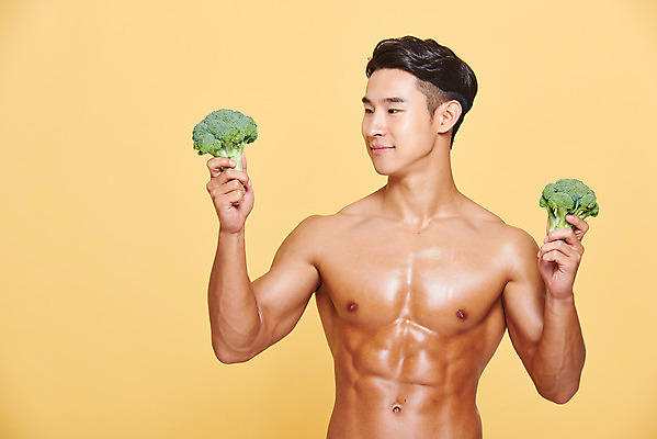 포토 JPG 스튜디오촬영 응시 남자 다이어트 근육 실내 건강 한명 서기 미소 들기 누끼 상반신 20대 성인 앞모습 헬스 한국인 브로콜리 보디빌딩 보디빌더 트레이너 노란배경 바디케어 복근 성인남자한명만 식단관리 바디프로필 국내포토 1 시선 뷰포인트 백그라운드 채소 모션 표정 사람 동양인 청년 내부 운동 노란색 남자한명만 성인남자만 파일형식