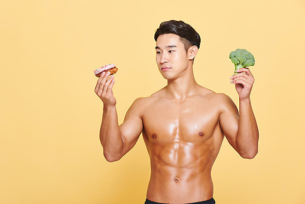포토 JPG 스튜디오촬영 응시 남자 다이어트 근육 실내 건강 한명 서기 들기 누끼 상반신 20대 성인 앞모습 헬스 한국인 도넛 브로콜리 보디빌딩 보디빌더 고민 트레이너 노란배경 바디케어 복근 성인남자한명만 식단관리 바디프로필 국내포토 1 시선 감정 뷰포인트 백그라운드 채소 모션 디저트 사람 동양인 청년 내부 운동 노란색 남자한명만 성인남자만 파일형식