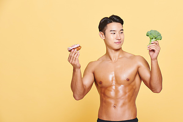 포토 JPG 스튜디오촬영 응시 남자 다이어트 근육 실내 건강 한명 서기 미소 들기 누끼 상반신 20대 성인 앞모습 헬스 한국인 도넛 브로콜리 보디빌딩 보디빌더 고민 트레이너 노란배경 바디케어 복근 성인남자한명만 식단관리 바디프로필 국내포토 1 시선 감정 뷰포인트 백그라운드 채소 모션 디저트 표정 사람 동양인 청년 내부 운동 노란색 남자한명만 성인남자만 파일형식