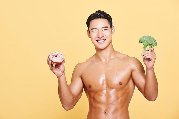 포토 JPG 스튜디오촬영 남자 다이어트 근육 실내 건강 한명 서기 미소 들기 누끼 상반신 20대 성인 앞모습 헬스 한국인 도넛 브로콜리 보디빌딩 보디빌더 트레이너 노란배경 바디케어 복근 성인남자한명만 식단관리 바디프로필 국내포토 1 뷰포인트 백그라운드 채소 모션 디저트 표정 사람 동양인 청년 내부 운동 노란색 남자한명만 성인남자만 파일형식