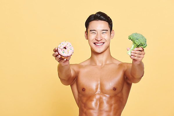 포토 JPG 스튜디오촬영 남자 다이어트 근육 실내 건강 한명 서기 미소 들기 누끼 상반신 20대 성인 앞모습 헬스 한국인 도넛 브로콜리 보디빌딩 보디빌더 트레이너 노란배경 바디케어 복근 성인남자한명만 식단관리 바디프로필 국내포토 1 뷰포인트 백그라운드 채소 모션 디저트 표정 사람 동양인 청년 내부 운동 노란색 남자한명만 성인남자만 파일형식