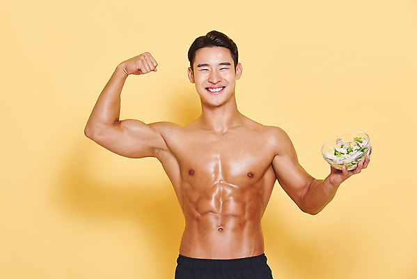 포토 JPG 스튜디오촬영 남자 다이어트 근육 실내 건강 한명 서기 미소 들기 누끼 상반신 20대 성인 앞모습 헬스 주먹 샐러드 한국인 보디빌딩 보디빌더 트레이너 노란배경 닭가슴살 바디케어 복근 성인남자한명만 식단관리 바디프로필 국내포토 1 음식 뷰포인트 백그라운드 모션 표정 사람 동양인 청년 내부 운동 노란색 닭고기 남자한명만 성인남자만 파일형식