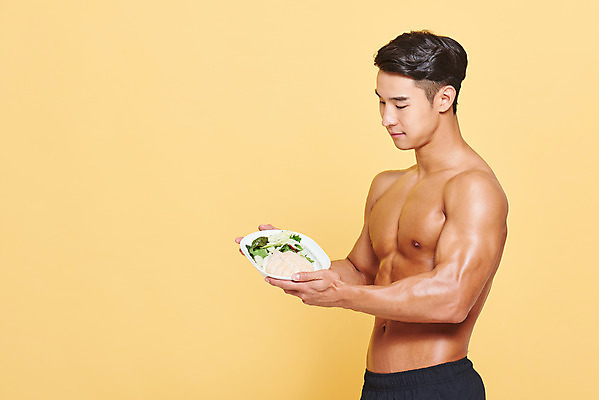 포토 JPG 스튜디오촬영 응시 남자 다이어트 근육 실내 건강 한명 서기 들기 누끼 상반신 20대 성인 옆모습 헬스 샐러드 한국인 보디빌딩 보디빌더 트레이너 노란배경 닭가슴살 바디케어 복근 성인남자한명만 식단관리 바디프로필 국내포토 1 시선 음식 뷰포인트 백그라운드 모션 사람 동양인 청년 내부 운동 노란색 닭고기 남자한명만 성인남자만 파일형식