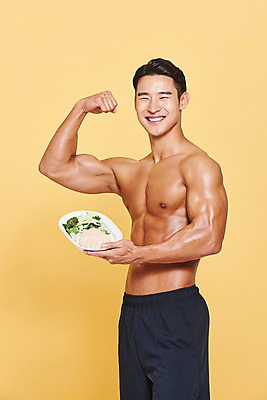 포토 JPG 스튜디오촬영 남자 다이어트 근육 실내 건강 한명 서기 미소 들기 누끼 상반신 20대 성인 옆모습 헬스 주먹 샐러드 한국인 보디빌딩 보디빌더 트레이너 노란배경 닭가슴살 바디케어 복근 성인남자한명만 식단관리 바디프로필 국내포토 1 음식 뷰포인트 백그라운드 모션 표정 사람 동양인 청년 내부 운동 노란색 닭고기 남자한명만 성인남자만 파일형식
