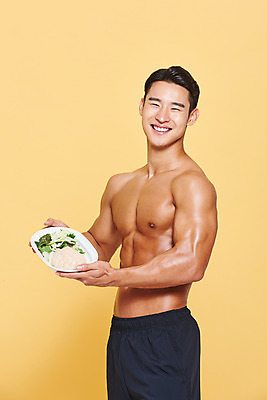 포토 JPG 스튜디오촬영 남자 다이어트 근육 실내 건강 한명 서기 미소 들기 누끼 상반신 20대 성인 옆모습 헬스 샐러드 한국인 보디빌딩 보디빌더 트레이너 노란배경 닭가슴살 바디케어 복근 성인남자한명만 식단관리 바디프로필 국내포토 1 음식 뷰포인트 백그라운드 모션 표정 사람 동양인 청년 내부 운동 노란색 닭고기 남자한명만 성인남자만 파일형식