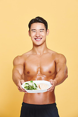 포토 JPG 스튜디오촬영 남자 다이어트 근육 실내 건강 한명 서기 미소 들기 누끼 상반신 20대 성인 앞모습 헬스 샐러드 한국인 보디빌딩 보디빌더 주기 트레이너 노란배경 닭가슴살 바디케어 복근 성인남자한명만 식단관리 바디프로필 국내포토 1 음식 뷰포인트 백그라운드 모션 표정 사람 동양인 청년 내부 운동 노란색 닭고기 남자한명만 성인남자만 파일형식