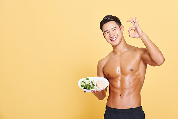 포토 JPG 스튜디오촬영 남자 다이어트 근육 실내 건강 한명 서기 미소 들기 누끼 상반신 20대 성인 앞모습 헬스 샐러드 한국인 OK 보디빌딩 보디빌더 트레이너 노란배경 닭가슴살 바디케어 복근 성인남자한명만 식단관리 바디프로필 국내포토 1 음식 뷰포인트 백그라운드 모션 표정 사람 동양인 손짓 청년 내부 운동 노란색 닭고기 남자한명만 성인남자만 파일형식