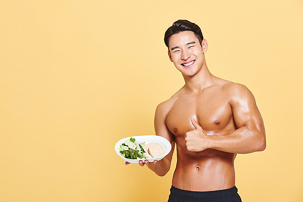 포토 JPG 스튜디오촬영 남자 다이어트 근육 실내 건강 한명 서기 미소 들기 누끼 상반신 20대 성인 앞모습 헬스 샐러드 한국인 최고 보디빌딩 보디빌더 트레이너 노란배경 닭가슴살 바디케어 복근 성인남자한명만 식단관리 바디프로필 국내포토 1 음식 뷰포인트 백그라운드 모션 표정 사람 동양인 청년 내부 운동 노란색 닭고기 남자한명만 성인남자만 파일형식