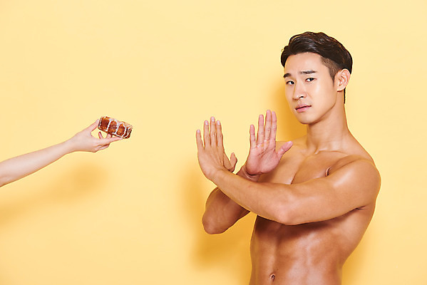포토 JPG 스튜디오촬영 손 남자 다이어트 근육 실내 건강 한명 서기 들기 누끼 손짓 상반신 20대 성인 옆모습 신체부위 헬스 한국인 금지 도넛 X 유혹 보디빌딩 보디빌더 거절 아니오 트레이너 노란배경 바디케어 복근 엄격한 성인남자한명만 식단관리 바디프로필 국내포토 1 알파벳 뷰포인트 백그라운드 컨셉 모션 디저트 사람 동양인 청년 내부 운동 노란색 남자한명만 성인남자만 파일형식