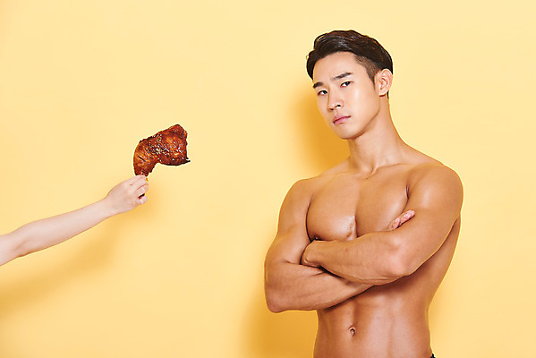 포토 JPG 스튜디오촬영 손 남자 다이어트 근육 실내 건강 한명 서기 들기 누끼 상반신 20대 성인 옆모습 신체부위 팔짱 헬스 치킨 한국인 유혹 보디빌딩 보디빌더 거절 트레이너 노란배경 바디케어 복근 성인남자한명만 식단관리 바디프로필 국내포토 1 뷰포인트 백그라운드 컨셉 모션 사람 동양인 청년 내부 운동 노란색 닭고기요리 남자한명만 성인남자만 파일형식