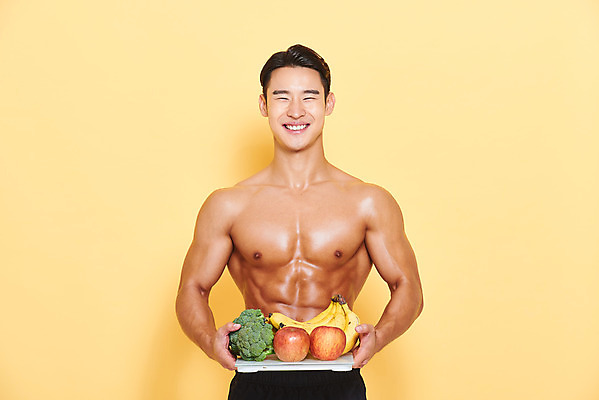 포토 JPG 스튜디오촬영 남자 다이어트 근육 바나나 실내 건강 한명 서기 미소 들기 누끼 상반신 20대 성인 앞모습 헬스 한국인 사과 브로콜리 보디빌딩 보디빌더 트레이너 체중계 노란배경 바디케어 복근 성인남자한명만 식단관리 바디프로필 국내포토 1 뷰포인트 백그라운드 채소 과일 모션 표정 사람 동양인 청년 내부 운동 노란색 남자한명만 성인남자만 파일형식