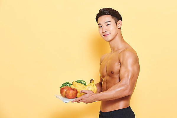 포토 JPG 스튜디오촬영 남자 다이어트 근육 바나나 실내 건강 한명 서기 미소 들기 누끼 상반신 20대 성인 옆모습 헬스 한국인 사과 브로콜리 보디빌딩 보디빌더 트레이너 체중계 노란배경 바디케어 복근 성인남자한명만 식단관리 바디프로필 국내포토 1 뷰포인트 백그라운드 채소 과일 모션 표정 사람 동양인 청년 내부 운동 노란색 남자한명만 성인남자만 파일형식