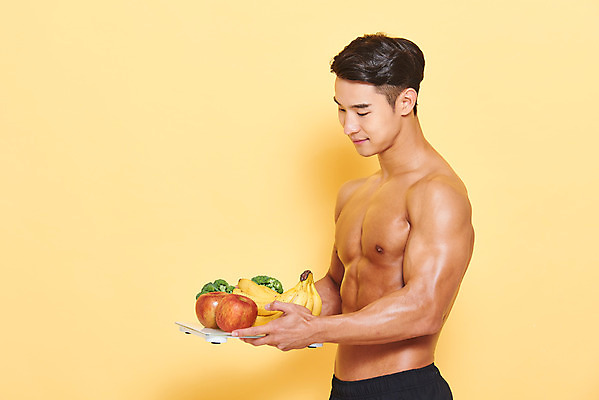 포토 JPG 스튜디오촬영 응시 남자 다이어트 근육 바나나 실내 건강 한명 서기 미소 들기 누끼 상반신 20대 성인 옆모습 헬스 한국인 사과 브로콜리 보디빌딩 보디빌더 트레이너 체중계 노란배경 바디케어 복근 성인남자한명만 식단관리 바디프로필 국내포토 1 시선 뷰포인트 백그라운드 채소 과일 모션 표정 사람 동양인 청년 내부 운동 노란색 남자한명만 성인남자만 파일형식
