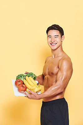 포토 JPG 스튜디오촬영 남자 다이어트 근육 바나나 실내 건강 한명 서기 미소 들기 누끼 상반신 20대 성인 옆모습 헬스 한국인 사과 브로콜리 보디빌딩 보디빌더 트레이너 체중계 노란배경 바디케어 복근 성인남자한명만 식단관리 바디프로필 국내포토 1 뷰포인트 백그라운드 채소 과일 모션 표정 사람 동양인 청년 내부 운동 노란색 남자한명만 성인남자만 파일형식